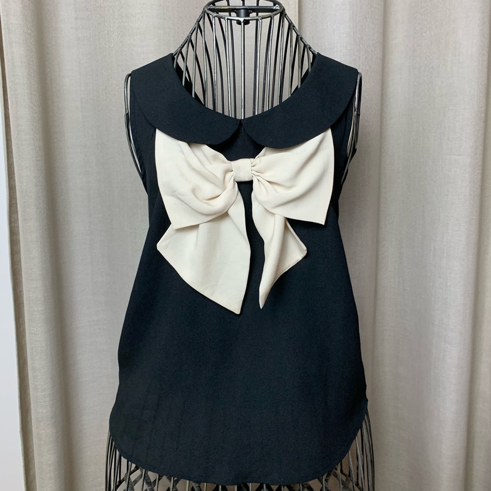Cute Top with Bow in the Front!